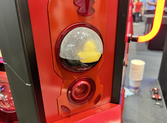 Eine Ente schwimmt im Durchflussanzeiger. (Bild: Martin Böckmann)